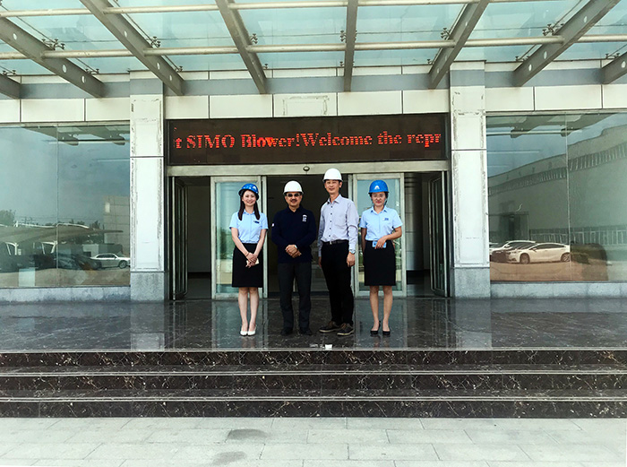  八月末，新加坡和印度尼西亞客戶來(lái)訪